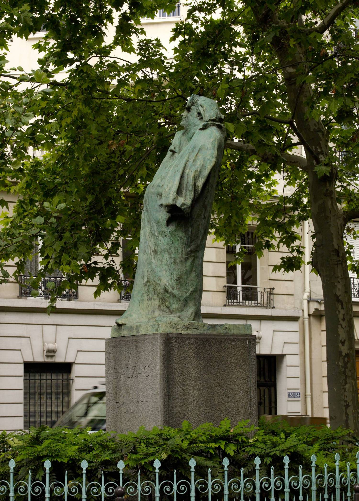 Paris (75), Monument à Balzac, sauvegarde de l'Art Français, le plus grand musée de France avec Allianz