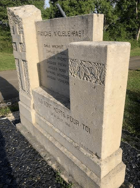 Avallon (89) - Monument aux morts et stèles - Le Plus Grand Musée de France