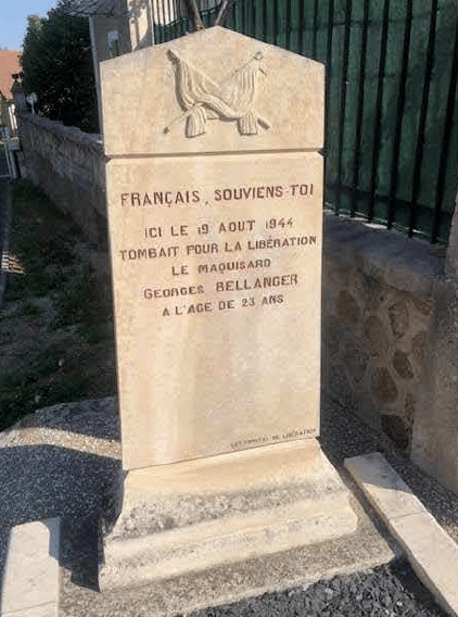 Avallon (89) - Monument aux morts et stèles - Le Plus Grand Musée de France
