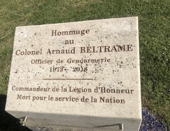 Avallon (89) - Monument aux morts et stèles - Le Plus Grand Musée de France
