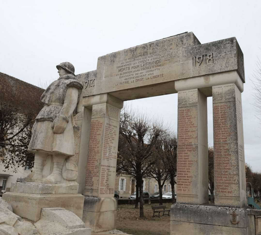 Avallon (89) - Monument aux morts et stèles - Le Plus Grand Musée de France