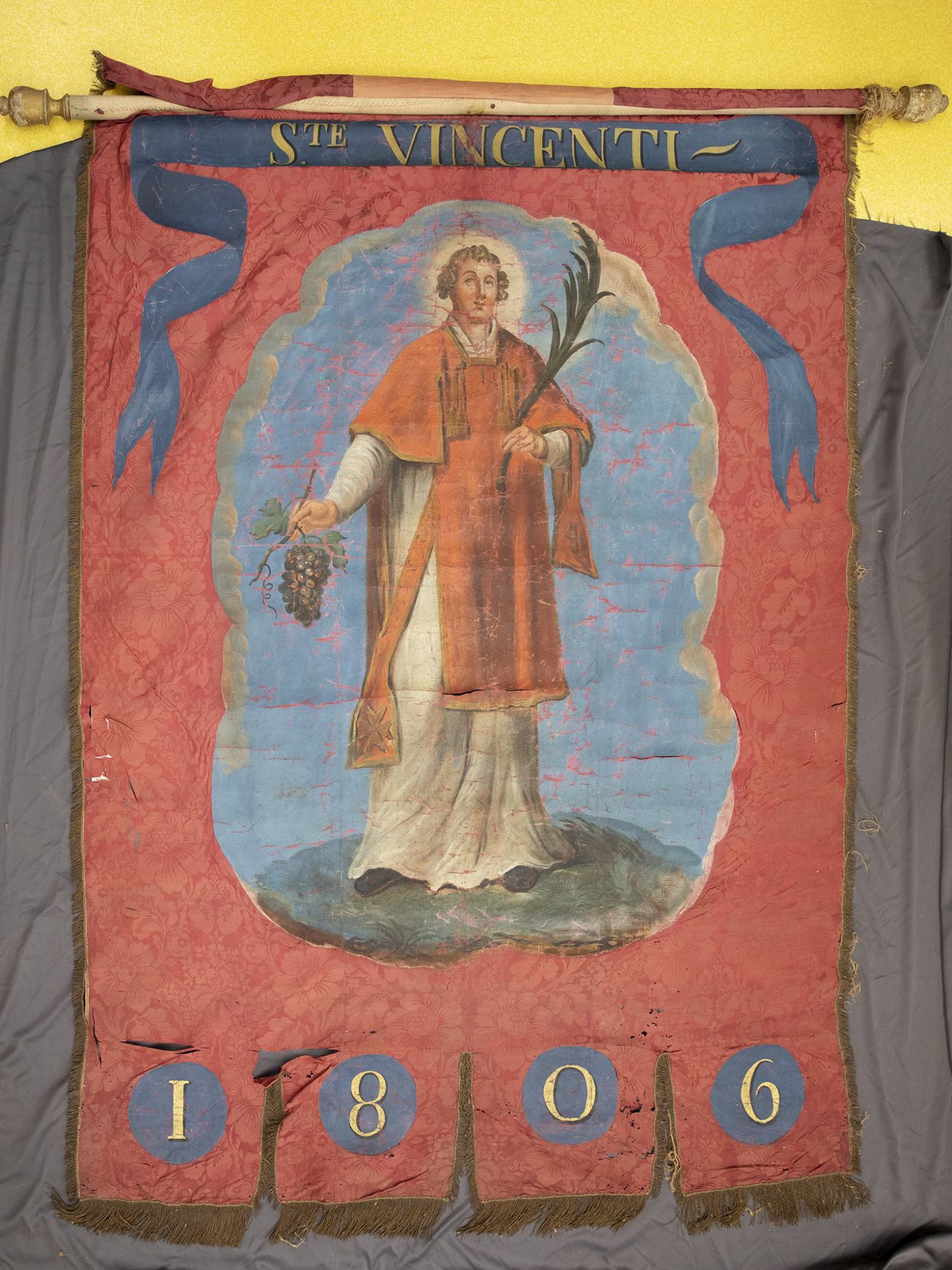 Bannière saint Vincent, salle des archives, Condrieu (69), sauvegarde de l'Art Français, Le Plus Grand Musée de France