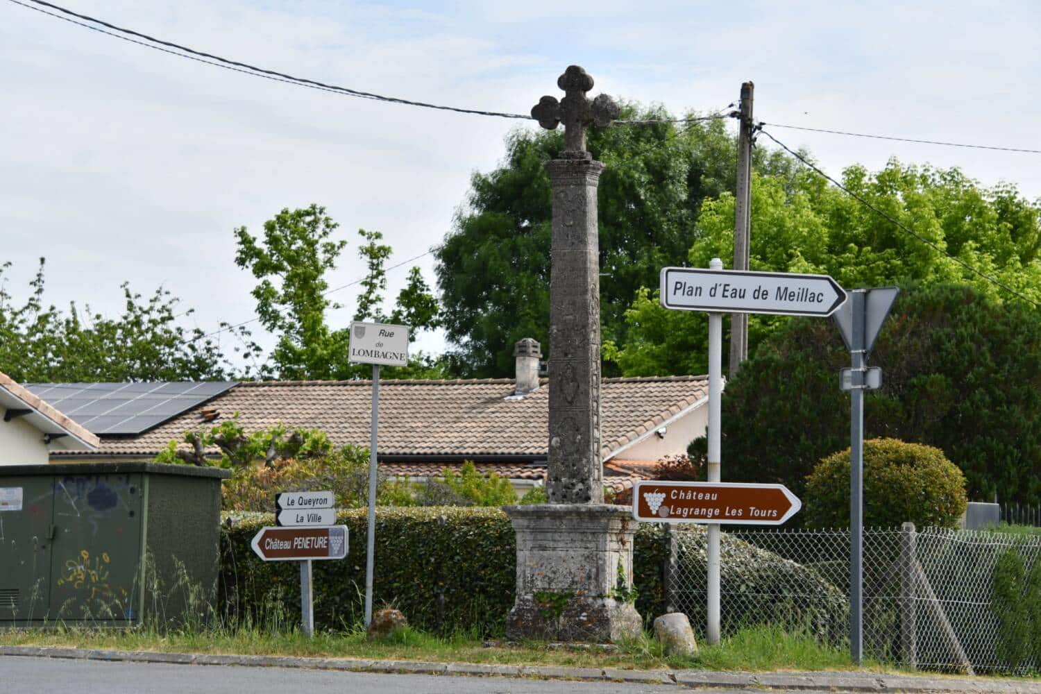 Cubzac-les-ponts (33) - Croix rue de Lombagne - Le Plus Grand Musée de France