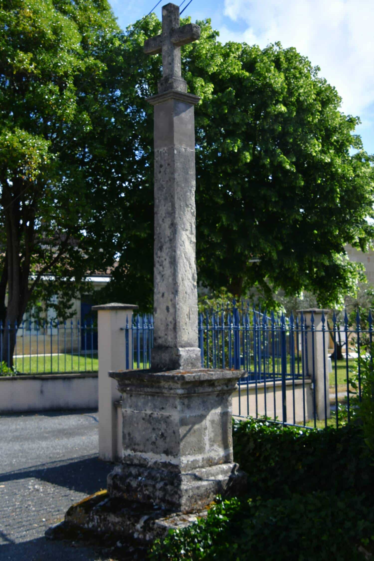 Cubzac-les-ponts (33) - Croix rue du 19 mars - Le Plus Grand Musée de France