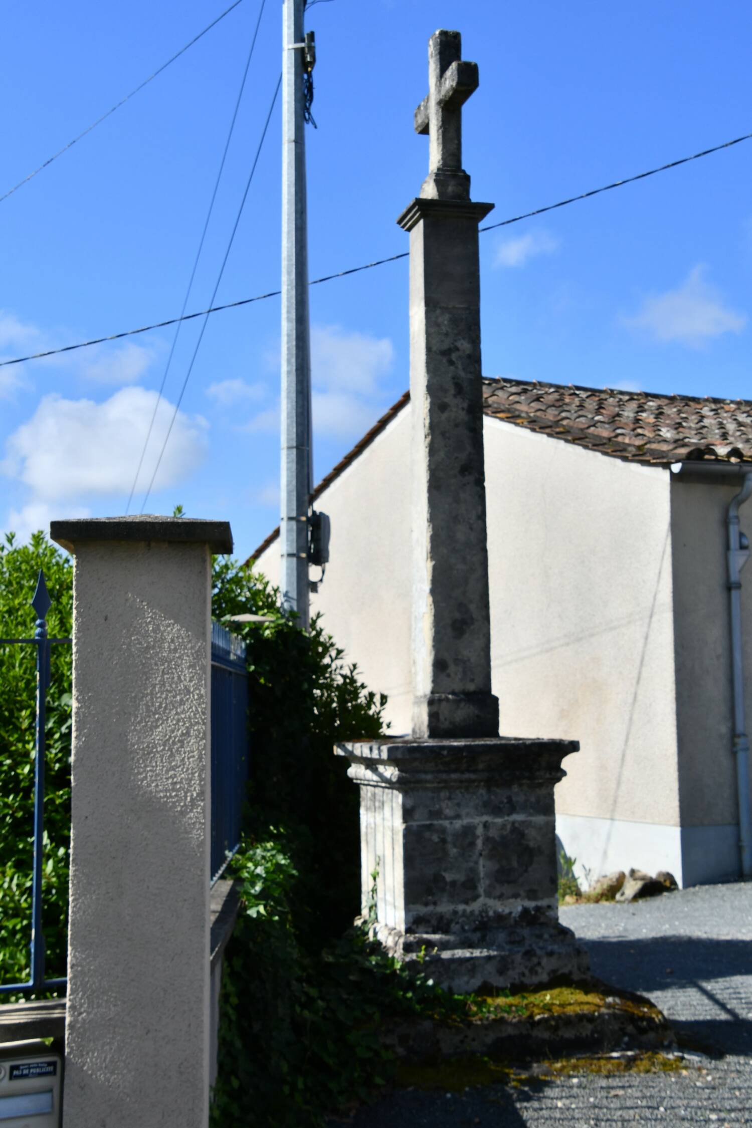 Cubzac-les-ponts (33) - Croix rue du 19 mars - Le Plus Grand Musée de France