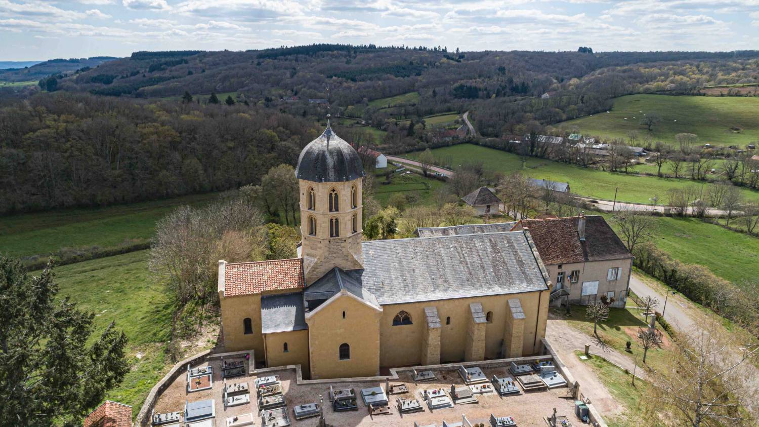 Bard-le-Régulier (21) - église Saint-Jean l'Evangéliste