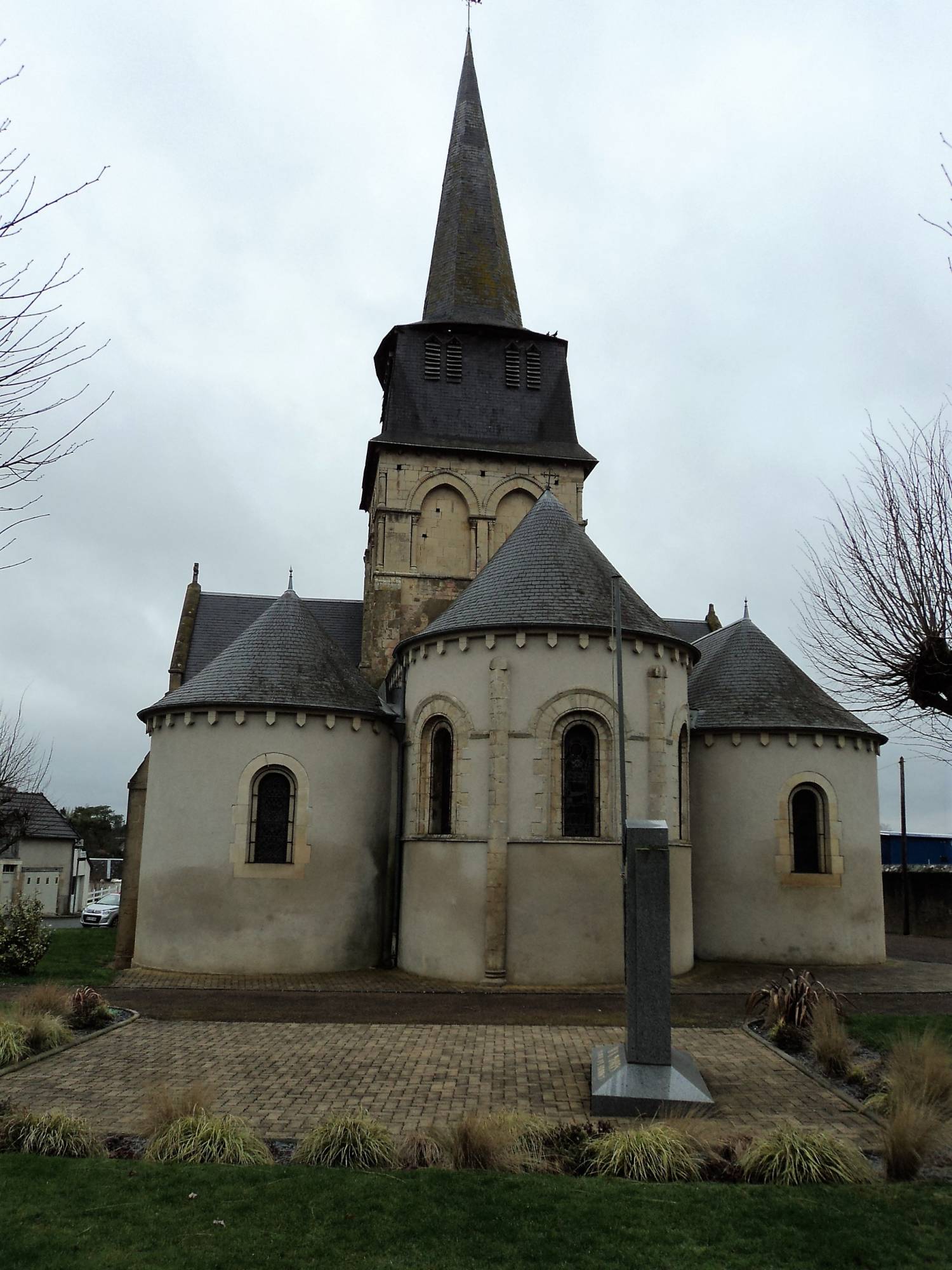 Nérondes (18) - église Saint-Etienne