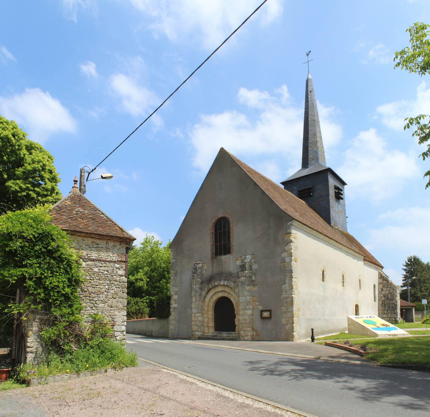 Noyers (45) - Eglise Saint-Pierre-et-Saint-Genou