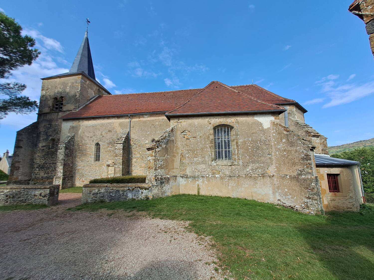 Vue générale sud Bazoches (58) - église Saint-Hilaire